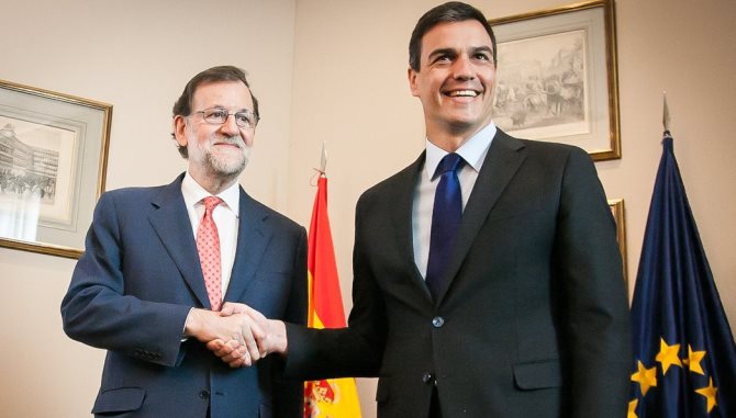 Mariano Rajoy y Pedro Sánchez se saludan antes de comenzar el encuentro