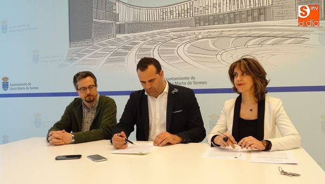 Francisco Berbegal, David Mingo y Andrea García, en la firma del nuevo acuerdo, que tuvo lugar en abril
