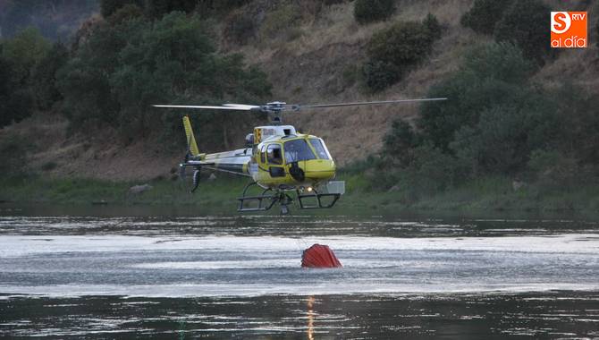 Uno de los helicópteros cargando agua en el Duero internacional / CORRAL