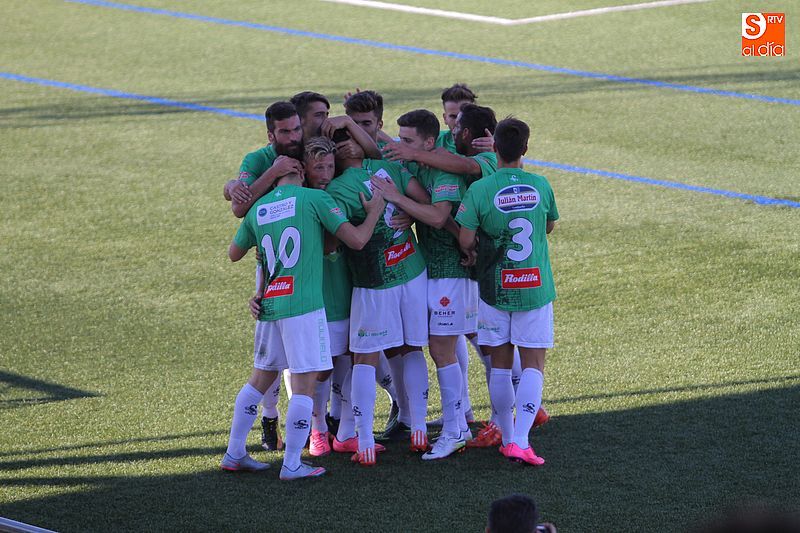 Los jugadores del Guijuelo celebran el gol marcado en el Municipal frente al Pontevedra.