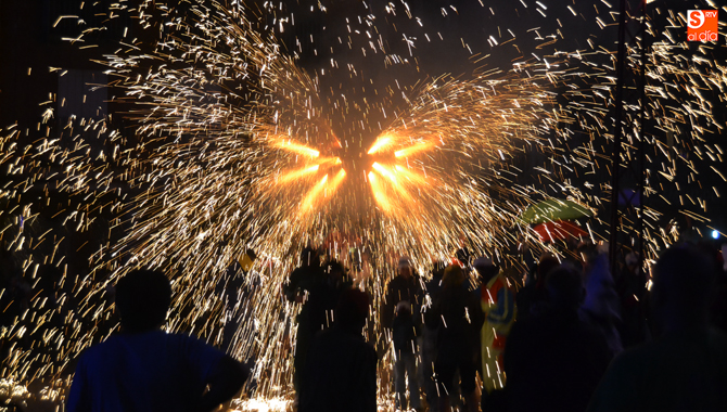 Miles de personas participaban en el espectaculo Nit Mágica despidiendo así las Ferias y Fiestas
