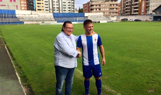 El jugador, en su presentación en el campo del Avilés