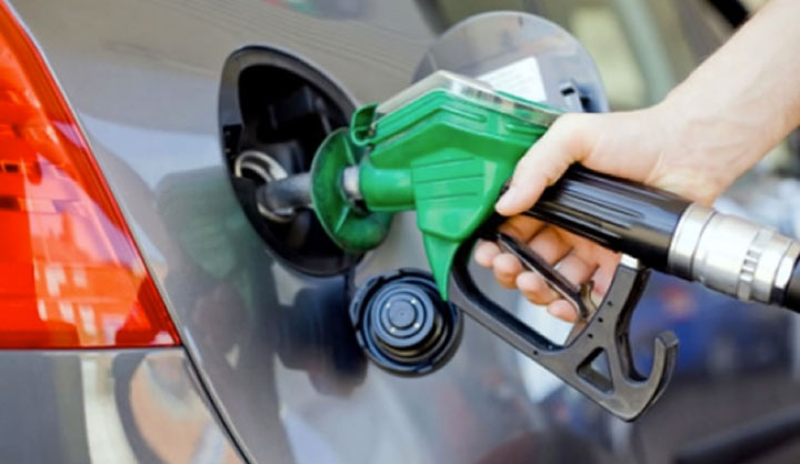Los precios de los carburantes han descendido menos que el año pasado