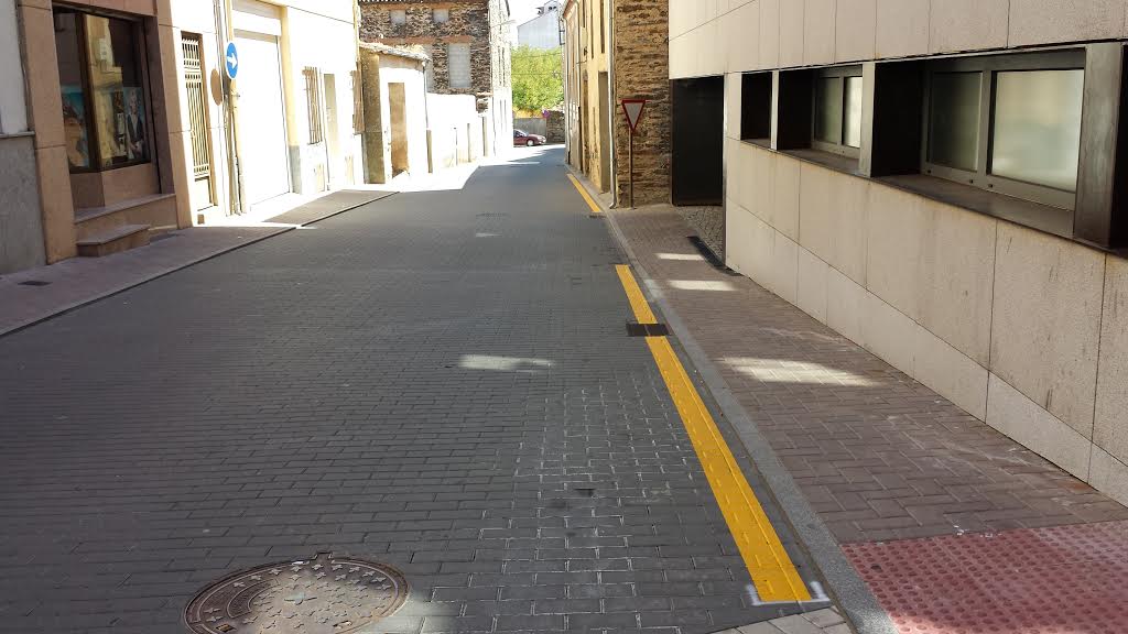 La parte trasera del nuevo Ayuntamiento también limita el estacionamiento. Fotos: Ayto de Guijuelo.
