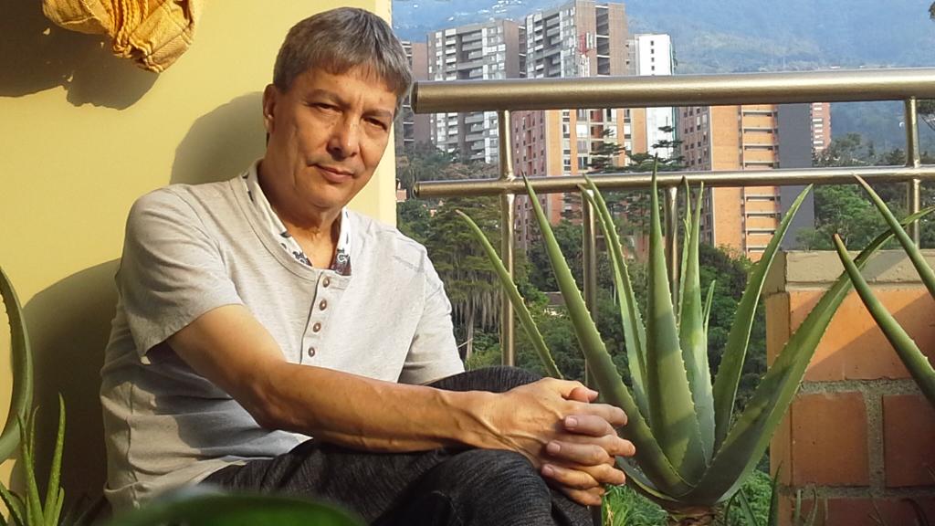 Omar Castillo en su balcón de Medellín (foto de Luz Marley Cano)
