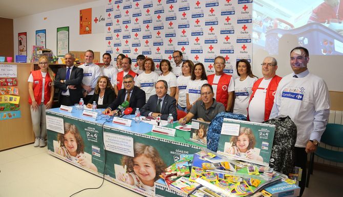 Responsables de Cruz Roja y Carrefour, junto a un grupo de voluntarios de la campaña