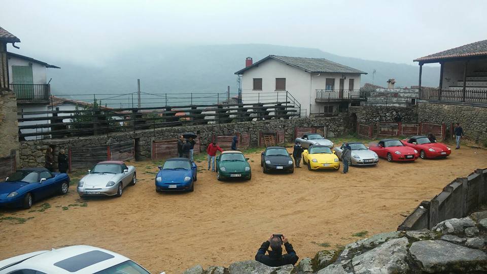 Exposición de coches en la Plaza de San Martín del Castañar