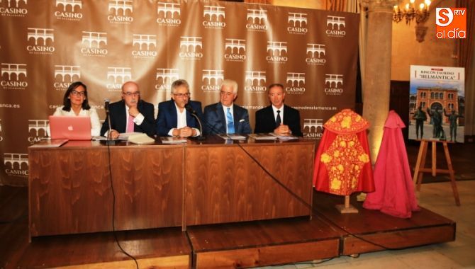 Momento del acto de la presentación de la revista taurina