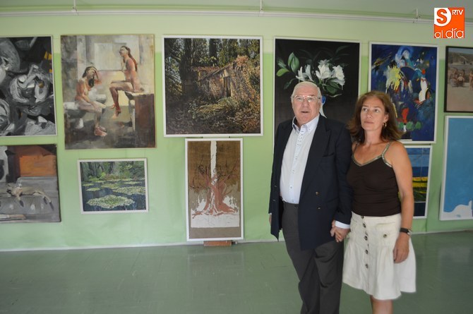 Manuel González junto a su hija María González, promotores de la muestra pictórica / Fotografía: Adrián Martín