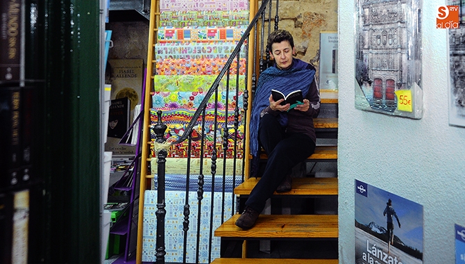 Charo Ruano lee en las escaleras de todo el año