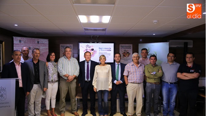 Representantes de la Diputación y de los cinco Grupos de Acción Local de Salamanca. Foto: Alberto Martín