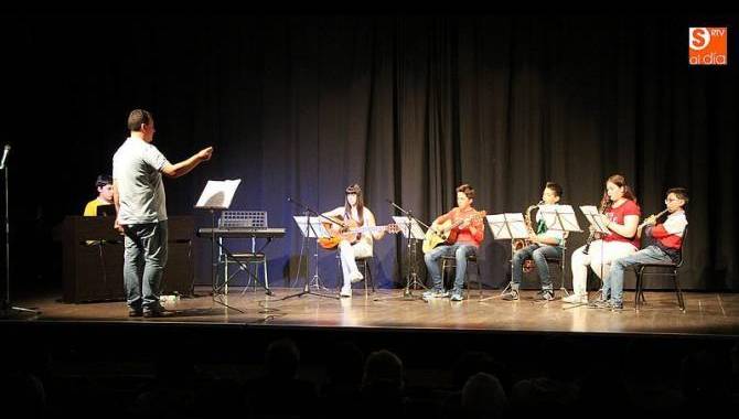 Los responsables municipales garantizan la continuidad de la Escuela de Música / CORRAL