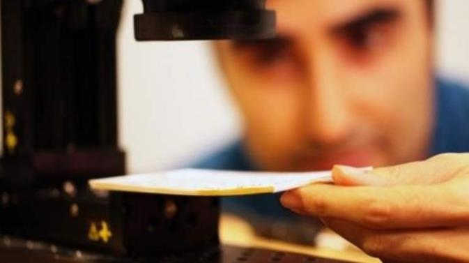 El sistema explota el hecho de que entre les páginas de un libro quedan atrapadas diminutas bolsas de aire sólo unos 20 micrómetros de profundidad