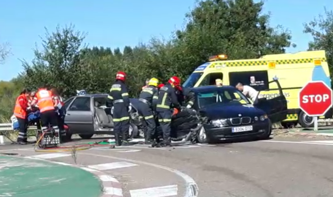 Cuatro evacuados al Hospital tras una fuerte colisión en el cruce de la Carretera de Cáceres  