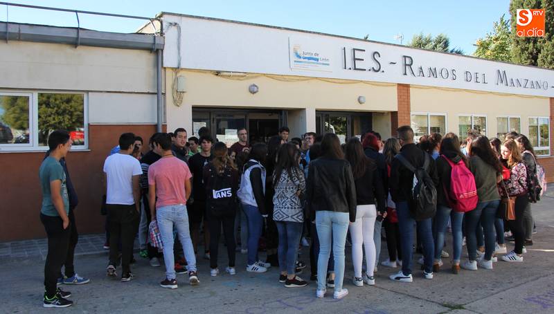 Los alumnos de 2º de Bachillerato se concentraban a las puertas del instituto en protesta por la ausencia de profesores / CORRAL