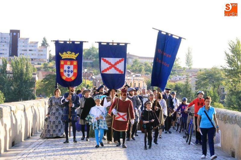Un momento del desfile que realizaron los vecinos de Aldeatejada por el Puente Romano