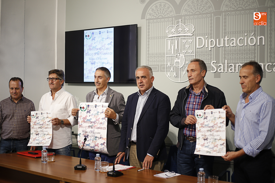 Organizadores y colaboradores posan en la presentación de la carrera popular del sábado (Foto de Álex López)