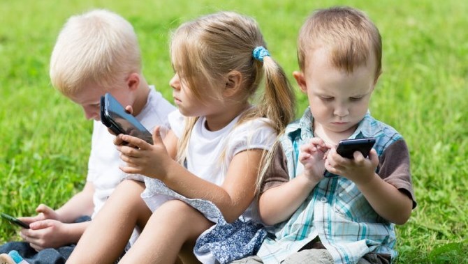 Los padren deben garantizar que los menores usen sus dispositivos móviles de manera segura