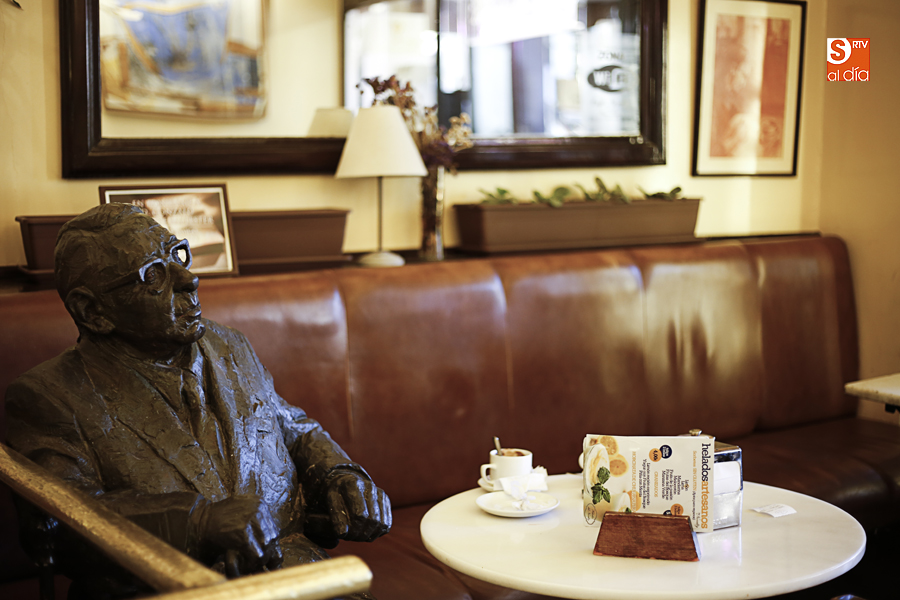 La estatua de Gonzalo Torrente Ballester, en su lugar favorito del Café Novelty. Foto: Álex López