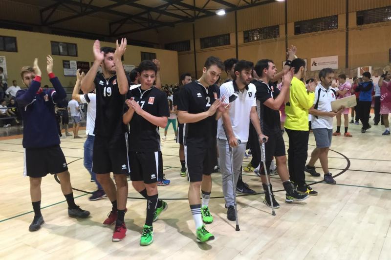 Los jugadores del Ciudad de Salamanca saludan a la afición tras un partido en el Río Tormes