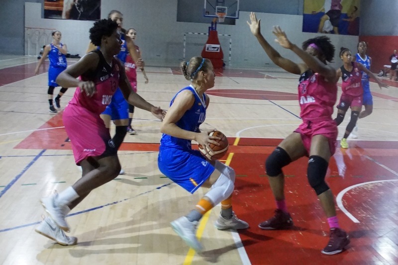 Marginean intenta tirar a canasta ante varias jugadoras del CREF ¡Hola!