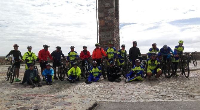 El Club BTT de Saelices el Chico cumple con su tradición de subir a la Peña de Francia  