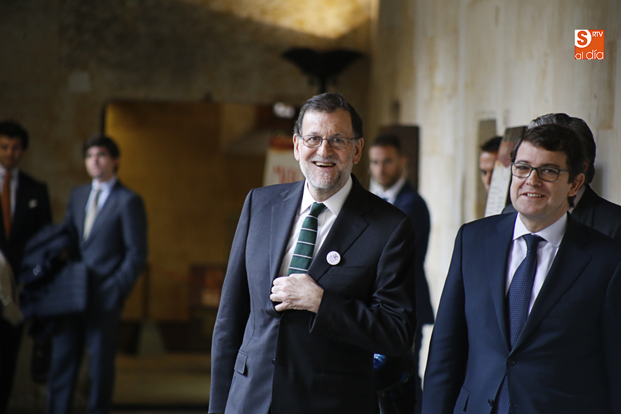 Mariano Rajoy, presidente del Gobierno, en el momento de entrar en el Edificio Histórico de la Universidad de Salamanca / Foto de Alejandro López