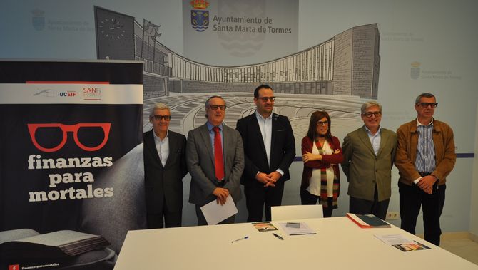 Firma del convenio entre el Ayuntamiento y el Banco Santander