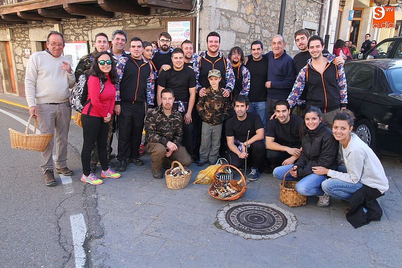 Jóvenes de Linares junto al alcalde, Ignacio Polo, en una actividad el pasado otoño.