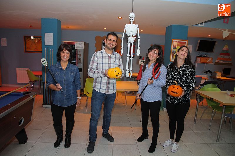 El concejal de Juventud, Carlos Arasa, muestra la decaoración de Halloween junto a las responsables del centro.