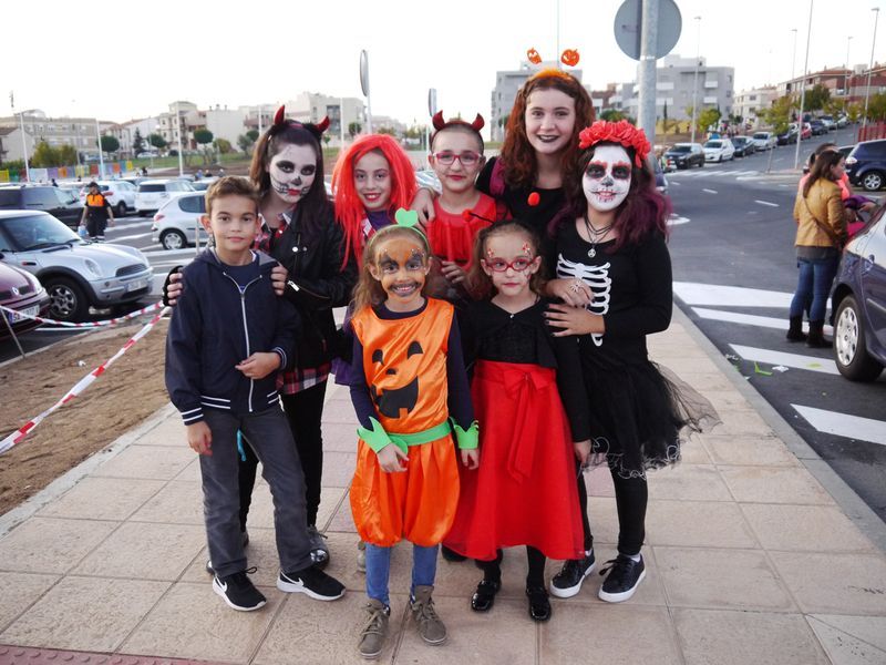 Foto 4 - Vecinos de todas la edades disfrutan de una terrorífica y divertida fiesta de Halloween