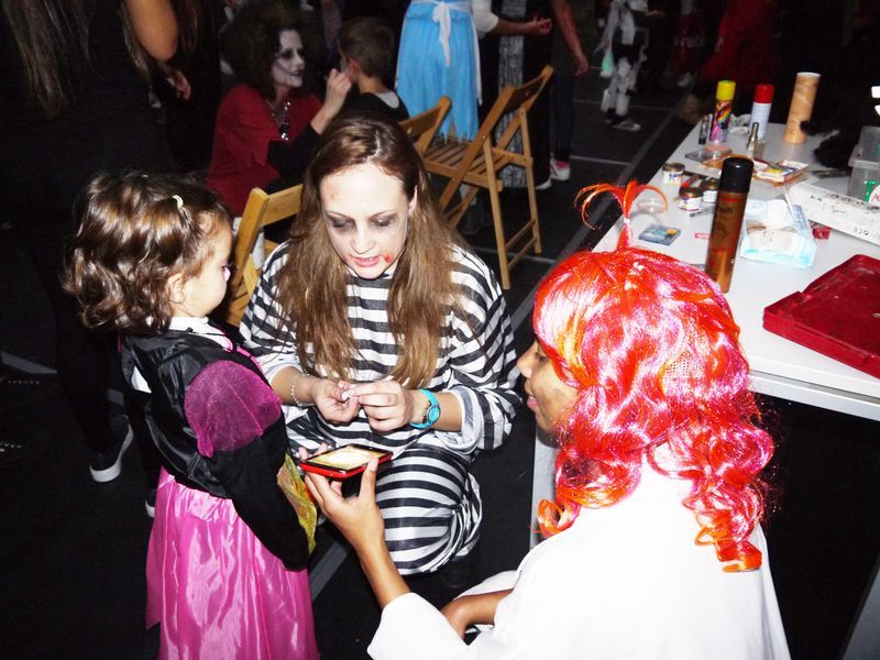 Foto 3 - Vecinos de todas la edades disfrutan de una terrorífica y divertida fiesta de Halloween