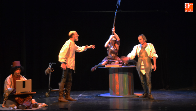Barataria de Teatro Corsario llenaba el Teatro Calderón presentando a un original Don Quijote