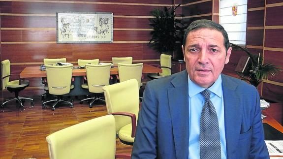 Antonio María Sáez Aguado, consejero de Sanidad, en su despacho. / Ramón Gómez