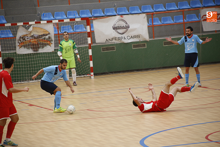 Un jugador del Confitería controla el balón