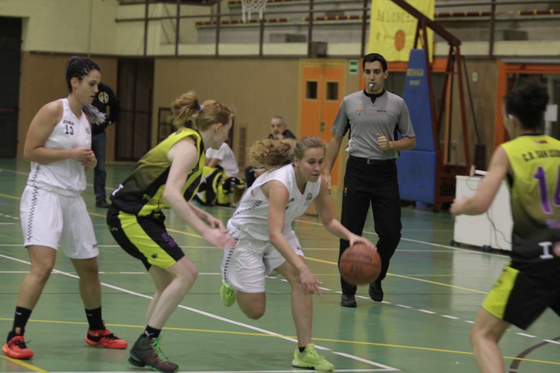 La Universidad de Salamanca sigue invicta tras ganar al San Isidro (67-53)