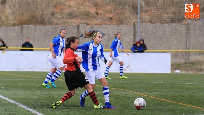 Una jugadora del Sporting Garrido y otra del Salamanca pugnan por un balón