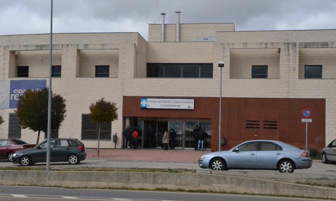 Casi un millar de personas está en la lista de espera de Traumatología en el Centro de Salud  