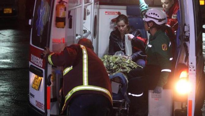 Una ambulancia atiende a los supervivientes