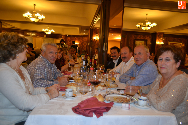 La masiva asistencia a la III cena solidaria de la AECC se celebraba en el Oso y el Madroño