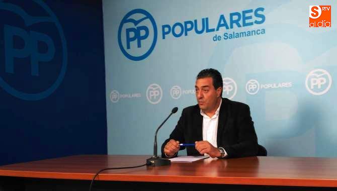 Salvador Cruz, durante la rueda de prensa en la sede del PP