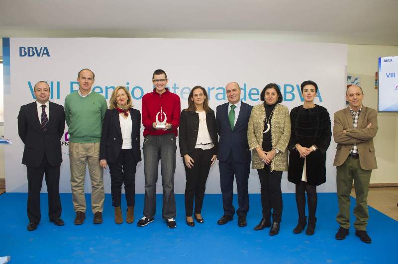 Foto familiar en la sede de Viveros El Arca en el momento de la entrega del premio
