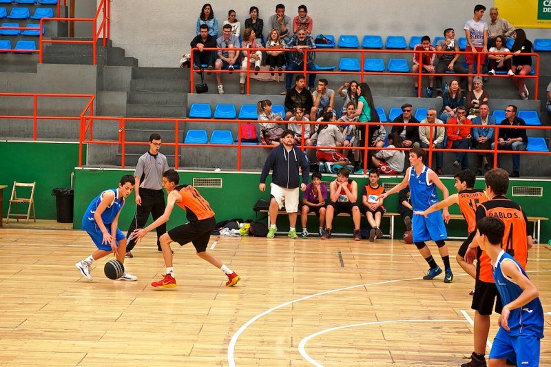 Un momento de un partido en el pabellón de La Alamedilla