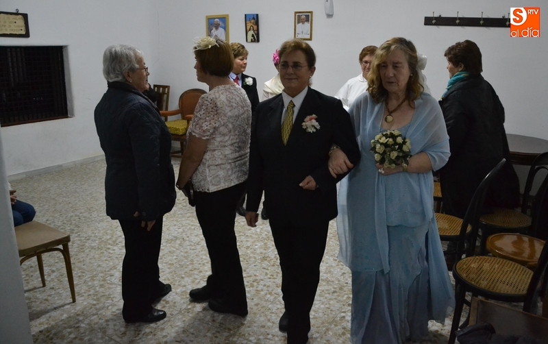 Las Carmelitas reciben a Amanecer, que canta el Cumpleaños Feliz a una de las hermanas  