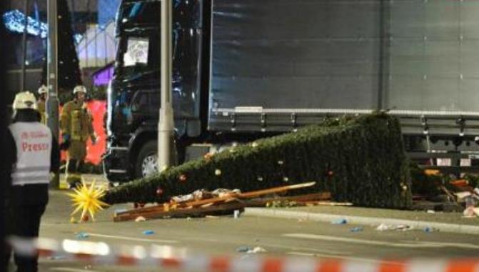 El camión que invadió el mercadillo era polaco y transportaba vigas de acero