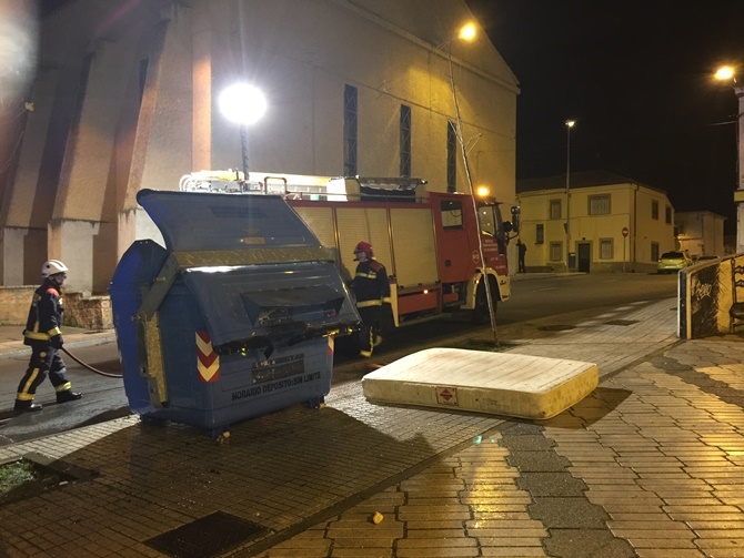 Incendio intencionado de 4 contenedores entre la avenida de Italia y Pizarrales