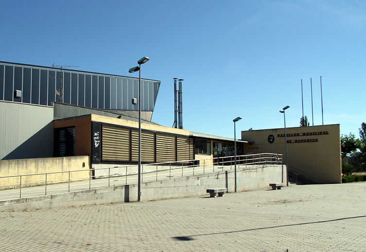 El pabellón de deportes es sede y lugar de entrenamiento de numerosos deportistas locales.