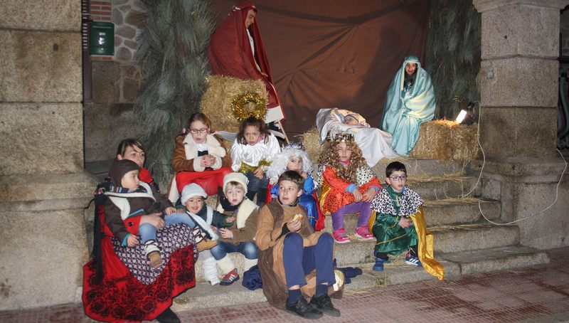 Los niños montaron un completo belén viviente para animar las fiestas navideñas