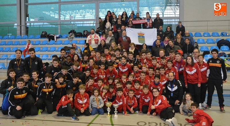 Foto de familia de las expediciones de Ribera Navarra y Segovia Futsal, que han hecho buenas migas estos días | Foto @kisanghani