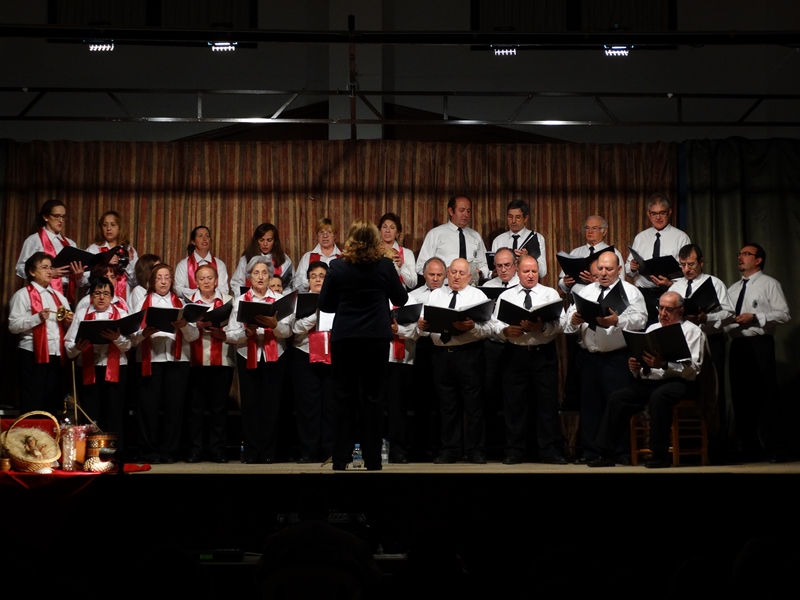 El Coro popular de Villoruela deleita a sus vecinos con un recital de villancicos